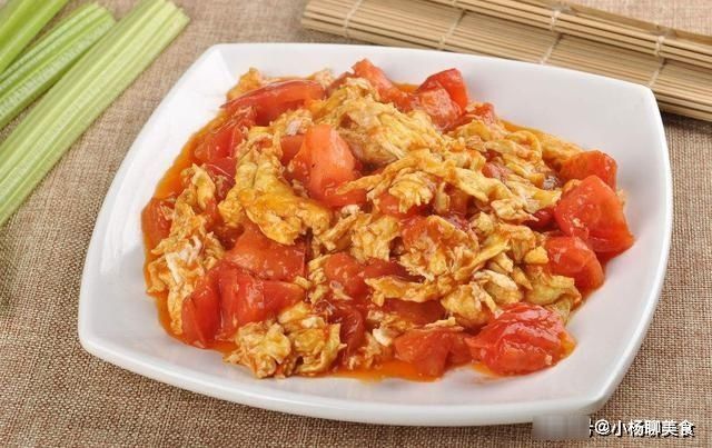 西红柿炒鸡蛋时，不要直接下锅炒，牢记三个技巧，鸡蛋鲜嫩没腥味