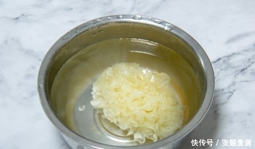 常吃|银耳和“它”天生是一对，夏季补水常吃它，一碗还不到5块钱