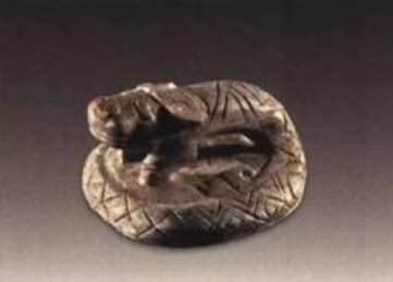 盖器&妇好墓发现“谜”样龙纽石器盖,为何有的专家说,它有可能是印模