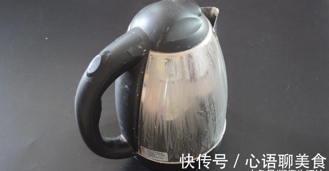 用蜡烛在电水壶上擦一擦太实用了, 解决了很多人的烦恼, 赶紧试试