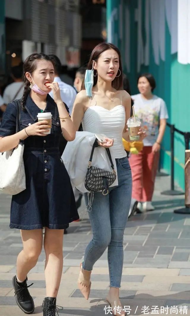 美女 美女露肩背心搭牛仔裤和高跟鞋,以轻松洋溢出青春活力