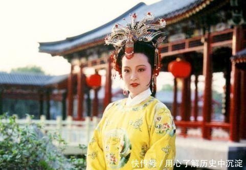 贾府最终败于哪一个人之手,脂砚斋九个字表明,原来是她!