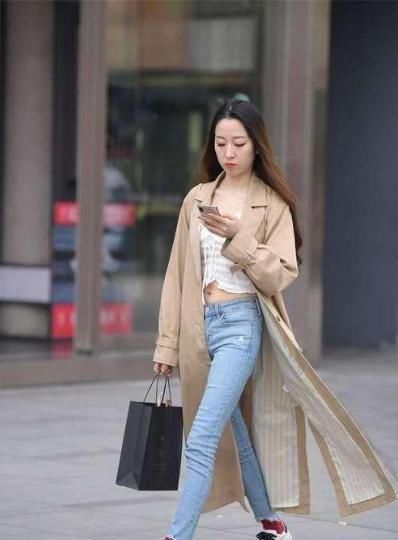 米色|健身的美女,瑜伽裤搭配一件米色卫衣,身材好气质佳 !