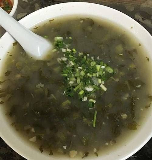 去鄉下探望婆婆,她做的一桌菜讓我下不了口,嘗一口后,卻吃到撐
