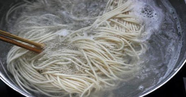 面条不要直接用水煮,学会5要2不要,爽滑筋道不起坨,很多人不懂