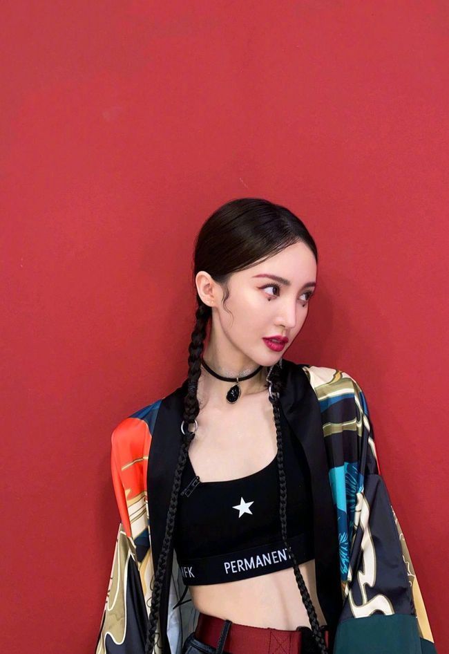 时髦|被她的穿搭给惊艳到了,身穿风衣配A字短裙,霸气又时髦