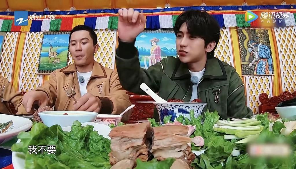 b太熟络?蔡徐坤两次吐槽baby,傲娇拒绝baby的吃蒜邀请