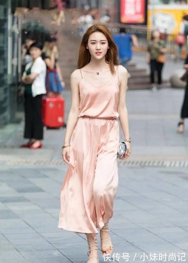 蕾丝 连衣裙穿搭也可以酷酷哒,把女生烘托得亭亭玉立,令人舒适