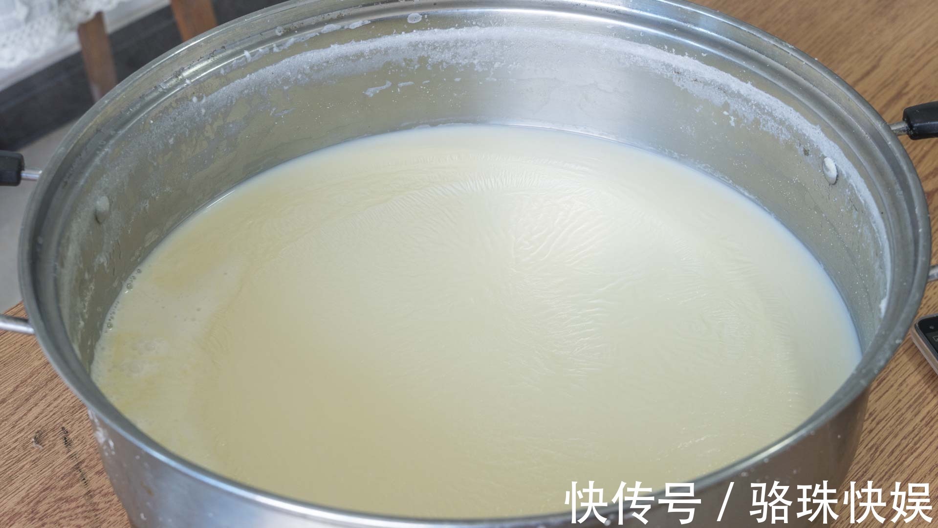 添加|在家做豆腐，2斤黄豆出8斤豆腐，健康零添加，做法简单又好吃