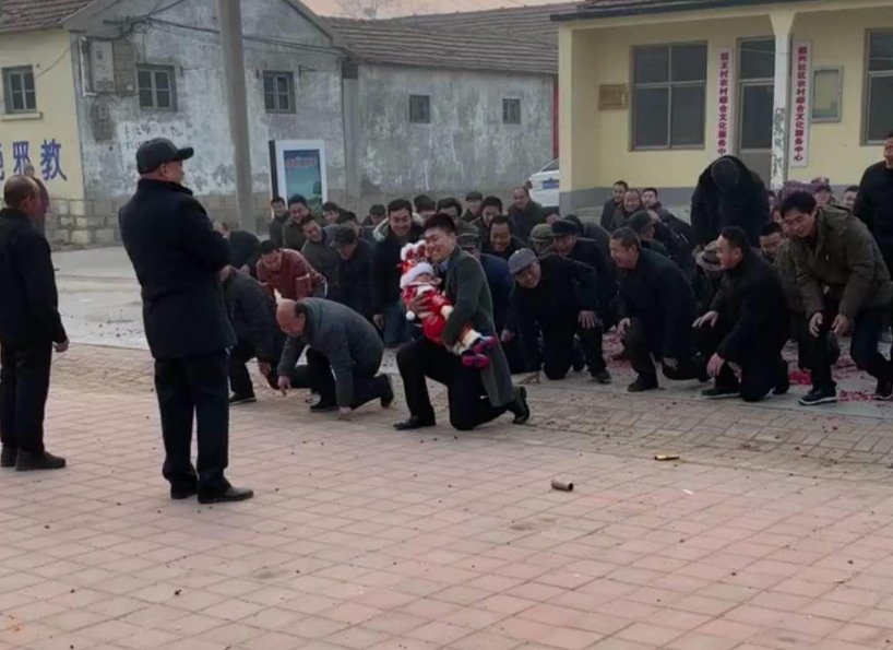 舅舅|最美大学校花去幼儿园接小孩放学，保安问孩子：这是谁？孩子：我外甥女……