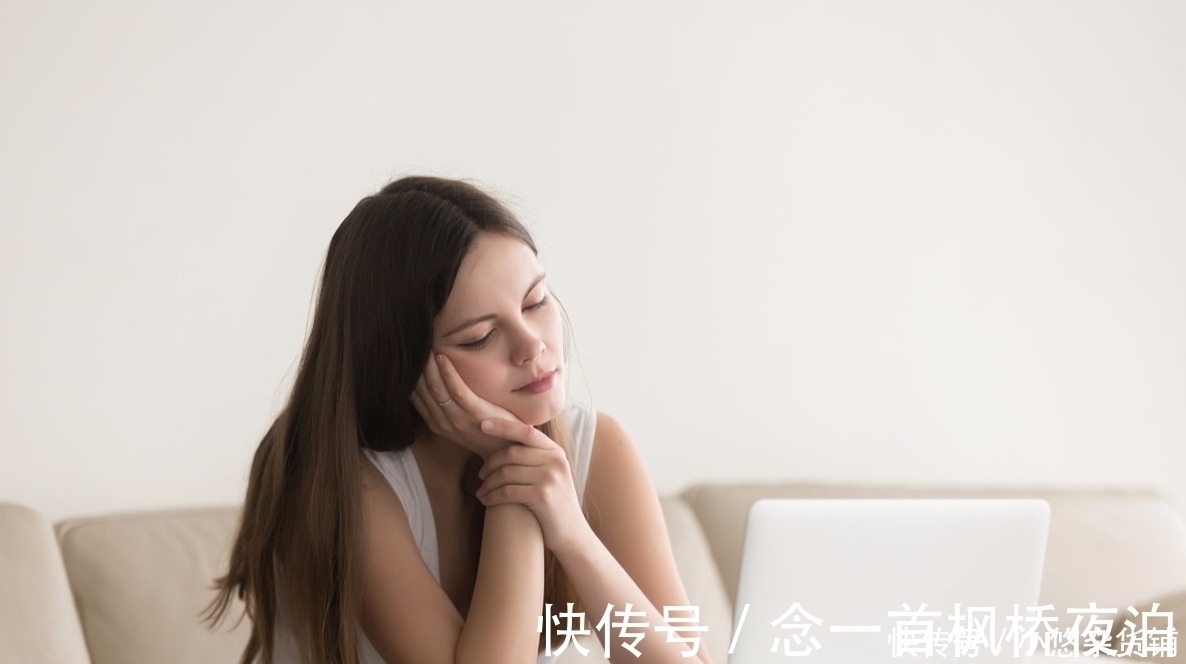 高抬脚时|不论男女,每天睡前抬腿15分钟,免费养生,7个好处不请自来