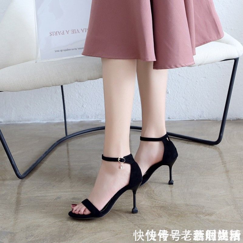 舒适|高跟凉鞋一字扣设计，露出你性感的脚背，舒适凉爽又百搭