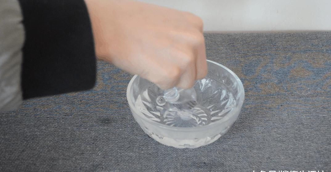 吸盘挂钩老是掉 教你一个简单绝招, 挂几十斤都很牢固, 太实用了