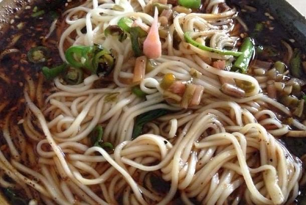  煮面条等水开了再下锅，那你煮的肯定不好吃，正确方法很简单