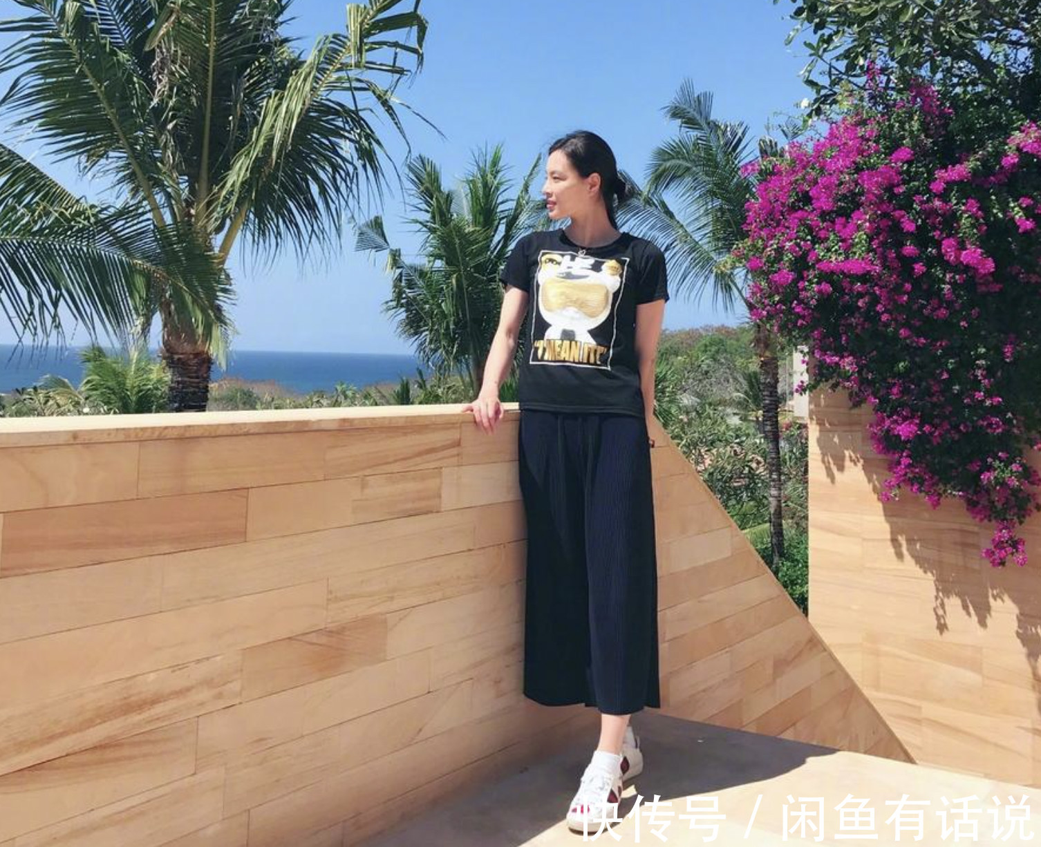 吴敏霞|被吴敏霞的度假照圈粉了,穿黑色连体裤时髦又上照,大背头真霸气