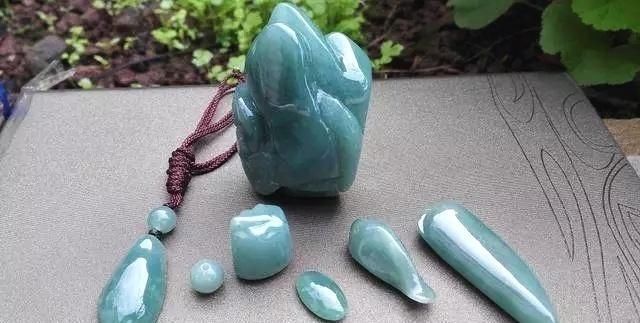 挂件珠子小|任性料主拿下翡翠料子自己雕刻,成品让人苦笑不得,气的直接扔了