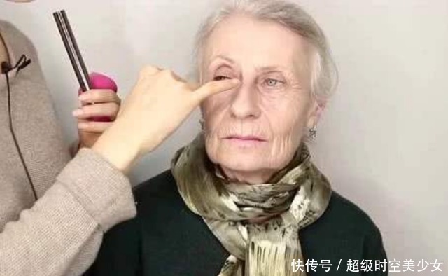 90岁老奶奶挑战化妆术，一顿猛如虎操作，网友：这是一个人？