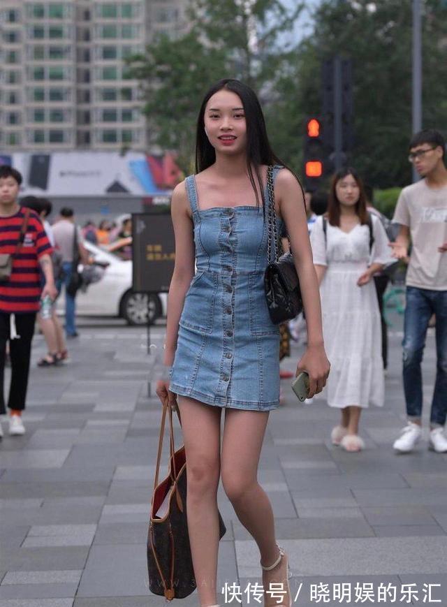 穿搭|青春靓丽的吊带牛仔裤,款式新颖穿搭舒适,显瘦又显高