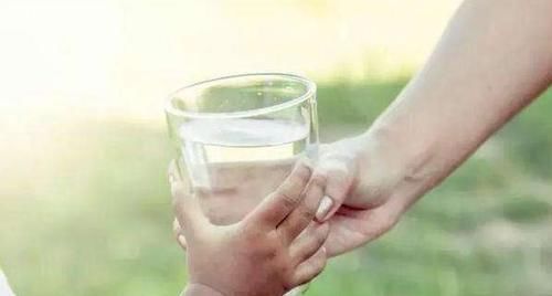喝水|多喝白开水,或对身体有益,但这2个时间段尽量不要喝