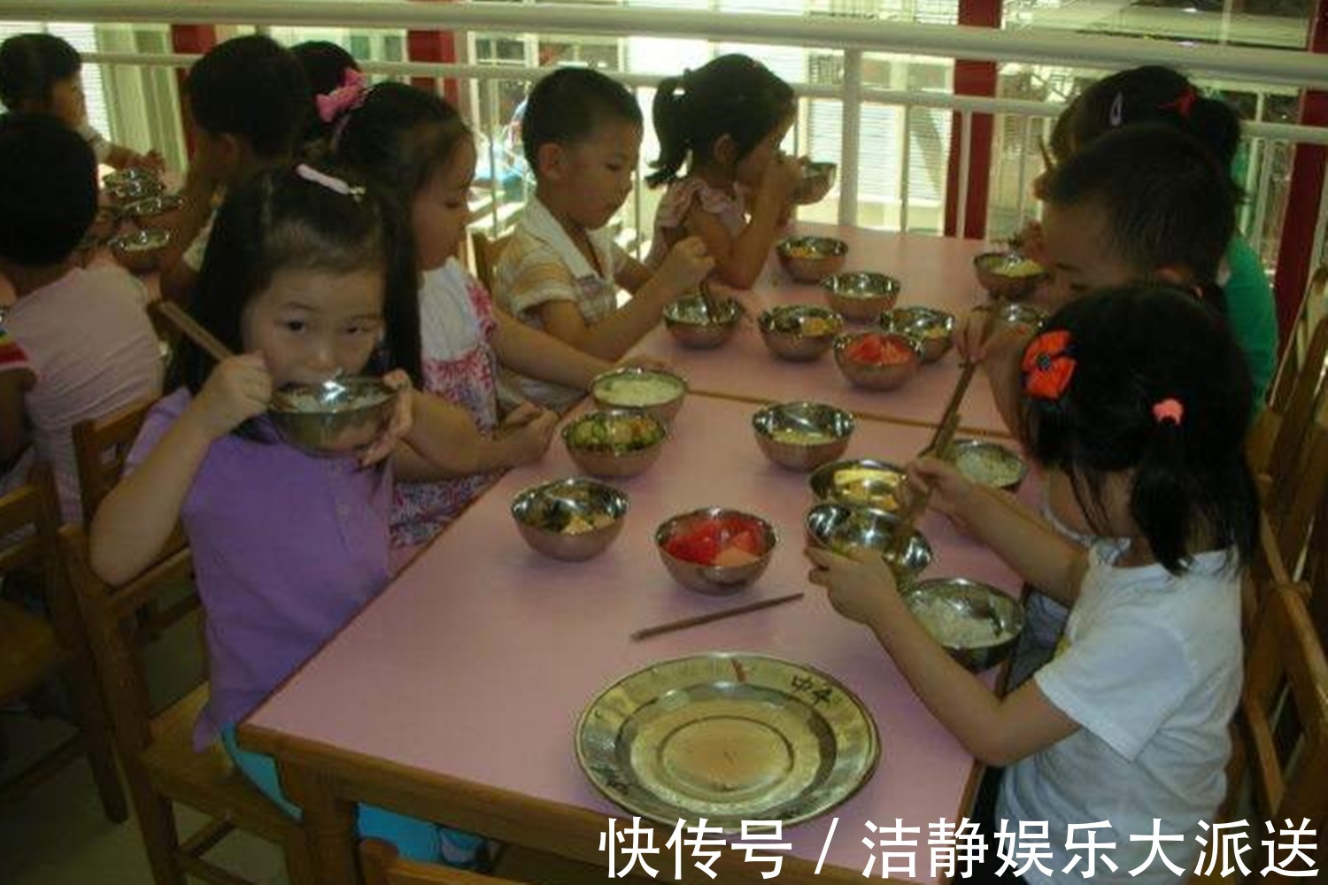 妈妈|女儿上幼儿园后长胖了,说每顿能吃两碗,看到照片后妈妈很疑惑