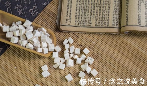 淡红色|茯苓是医生眼中的祛湿“高手”!泡茶健脾益肾,做汤养心安神