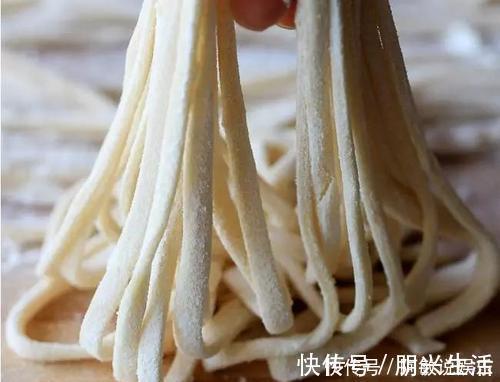 面团|自己在家做手擀面时，教你一招，面条爽滑又劲道，越吃越上瘾