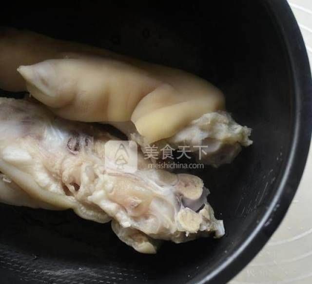 这是一个美味的卤猪蹄配方,芳香油腻,营养又美味