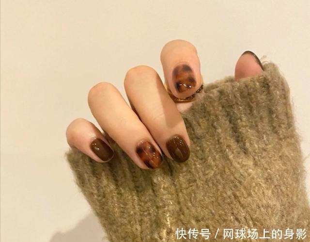 梅子色|是时候做美甲了,这几款新年美甲时髦又显白,高级感满满