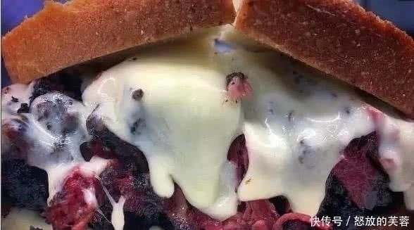 看过美国人日常生活中的汉堡,就会发现,麦当劳和肯德基真的在坑