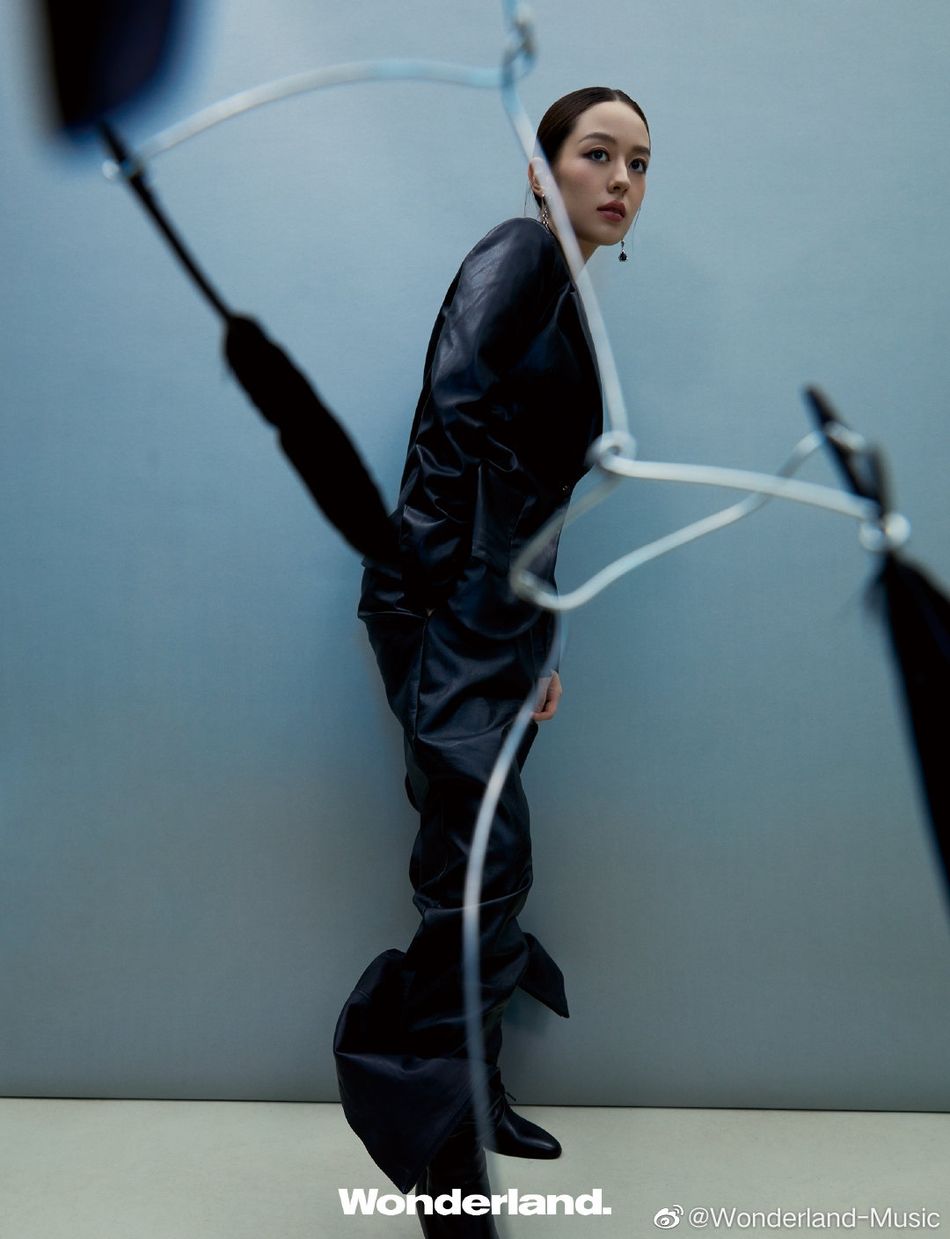 西服套装|吉娜穿黑色西服套装 五官精致气质绝佳