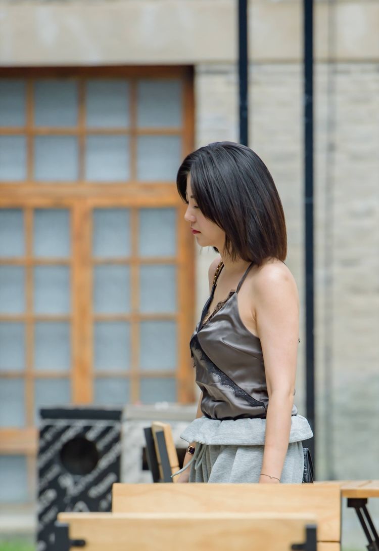 粉色|街拍:美女白色短裤搭配粉色一字肩衬衫,走在街上时尚气质十足!