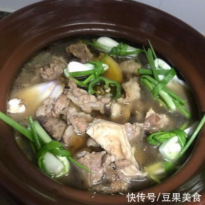 香喷喷热腾腾的炖牛腩 牛腩煲