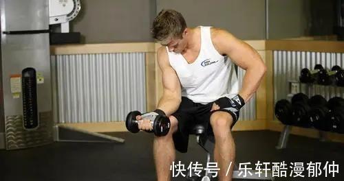 锻炼|哑铃应该如何锻炼学会4大动作,可帮你进一步练出肌肉线条
