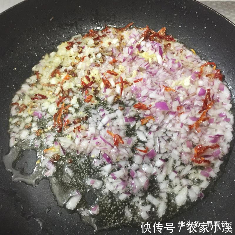  洋葱沫焖茄|焖茄子时，不需要加盐，只要加一勺它，茄子咸淡适宜，爽口又开胃