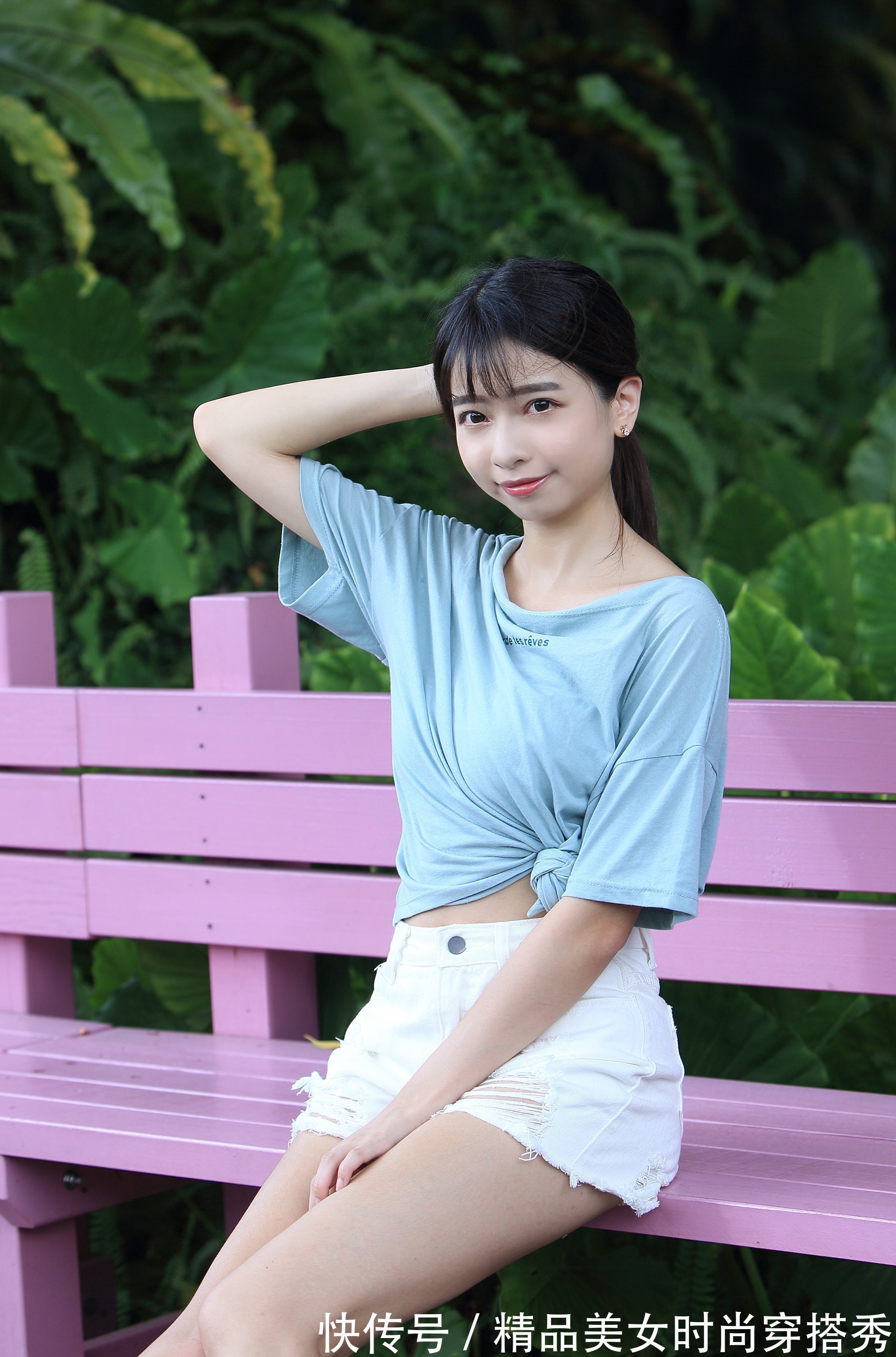 小清新|“小清新”的蓝色很显白皙肌肤,搭配白色短裤,轻松穿出大长腿