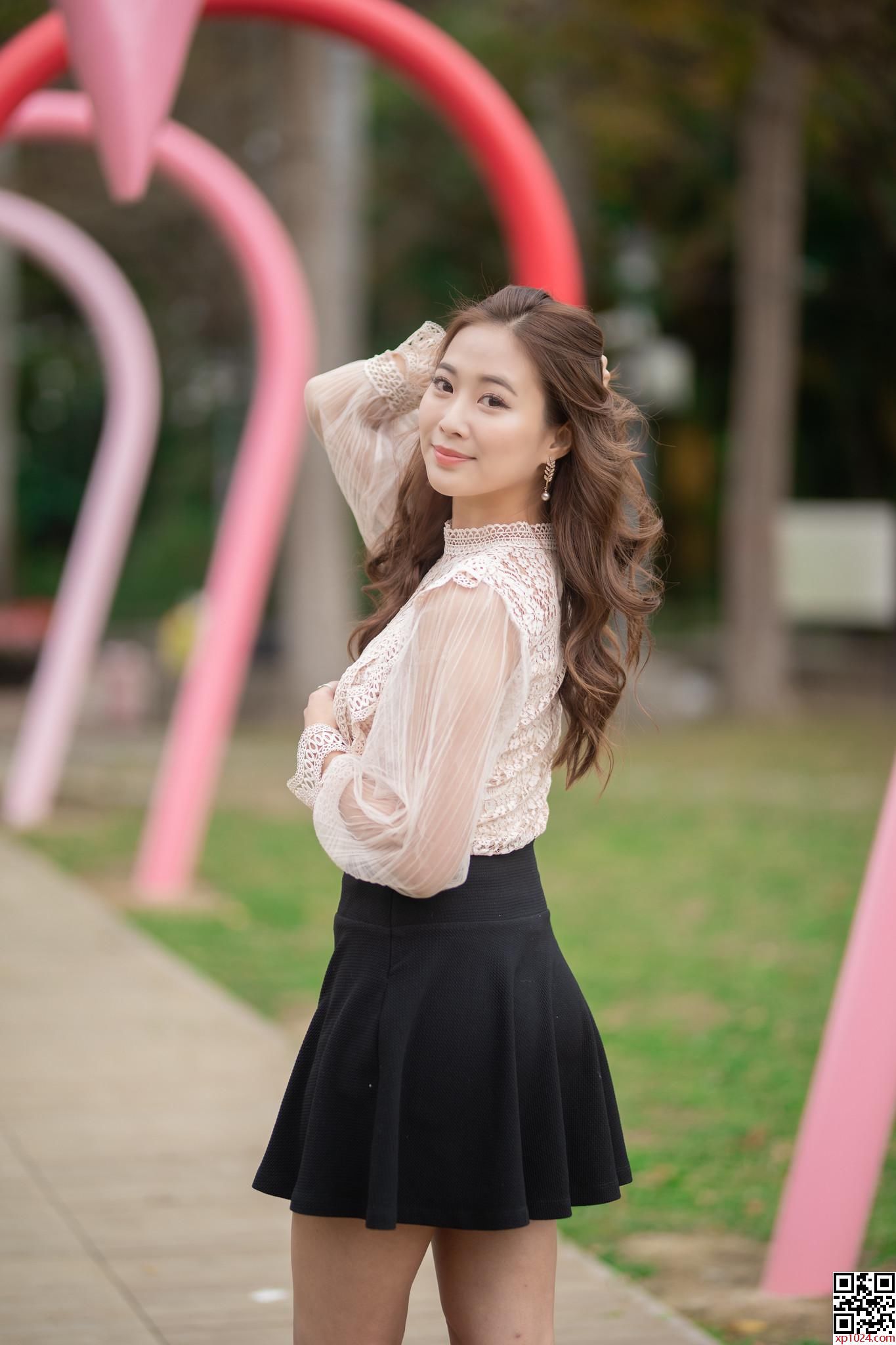 蕾丝小衫半身裙搭配一双白色小皮靴，性感迷人并不妩媚妖娆，美