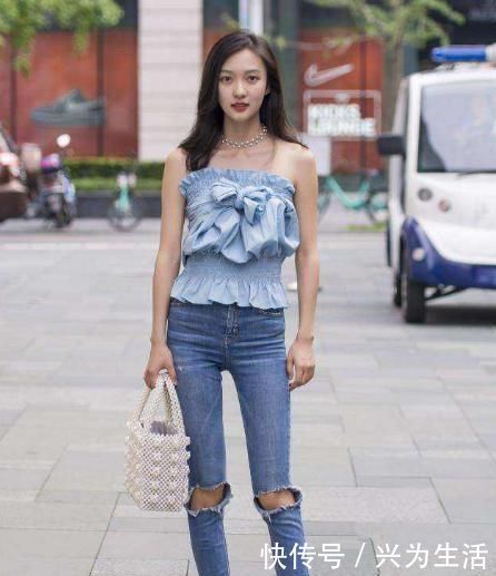 厉害了,那么紧的牛仔裤也要硬往里面塞,网友尴尬癌都犯了