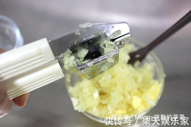 早餐|面包没出炉就满屋飘蒜香,早餐零食不愁了,没菜没酱手撕吃一个
