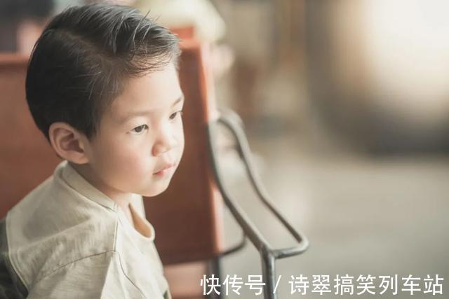 小宝宝|当孩子发脾气时,父母这个动作比“别闹了”更管用