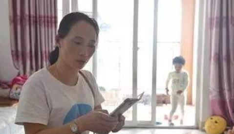 保姆进屋后察觉不对,抱起孩子撒腿就跑,事后家长奖励她2万元