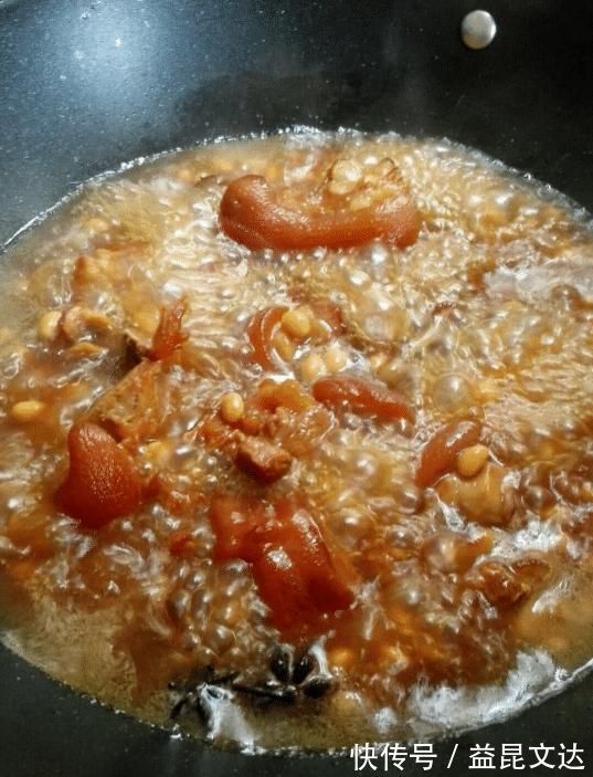 炖猪蹄,厨师长教你“2多3少”,保证软烂鲜香不油腻,一点也不腥