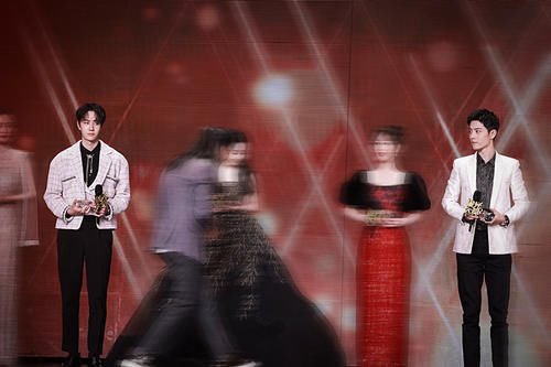 高素质|零互动？肖战王一博台上偷互瞄下台悄悄注视，虾姐表现更显高素质