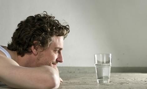 血管堵塞|加速男性衰老的行为,抽烟喝酒没上榜,很多男性败给了第一件事