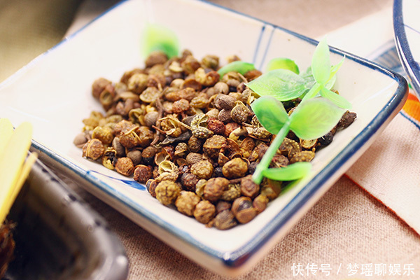 泡水|花椒搭配它,效果或堪比“泻药”,没事喝两口,口臭便秘绕着你走