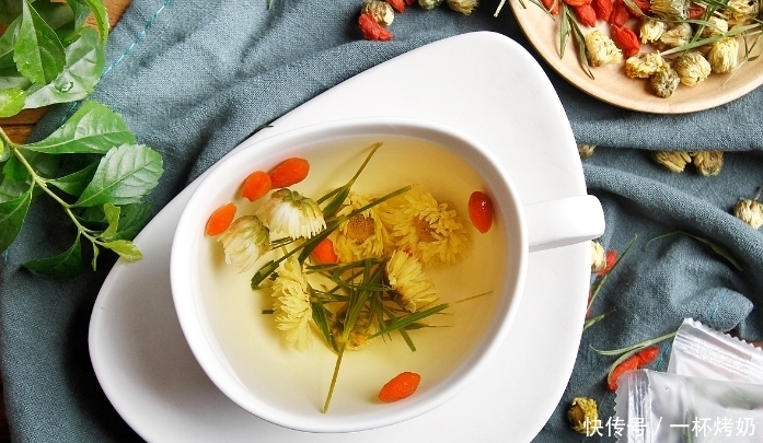 菊花和此物一起泡,每天一杯,双眼明亮,告别失眠,谁喝谁健康