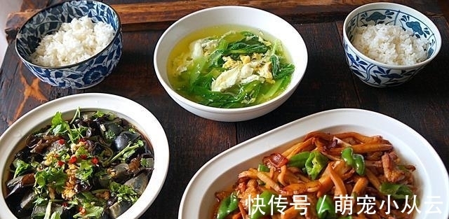 婆婆在朋友圈晒午餐,夸儿媳妇做的饭菜香又好看,网友:被馋到了