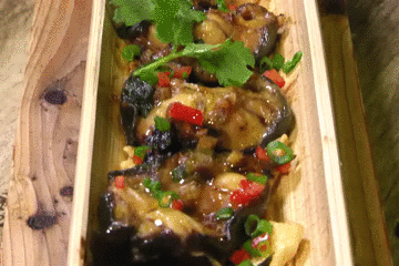 美食｜几位主持人齐齐抬竹子，难道要改行做木工？