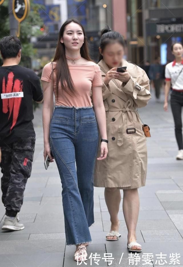 把肉色上衣扎进牛仔裤,红色绳索项链很好看,喇叭裤时尚又魅力