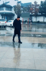 |搞笑GIF:姑娘 能不能告诉我你是怎样坐进去的