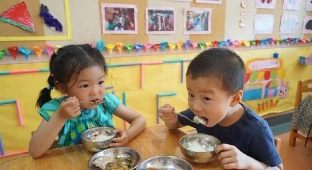 小强|4岁男孩在幼儿园总喊“饿”,老师察觉问题,跟回家一看呆住了
